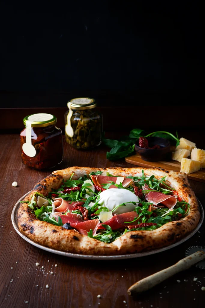 Burrata, prosciutto, roka ve ince peynir dilimleriyle pizza